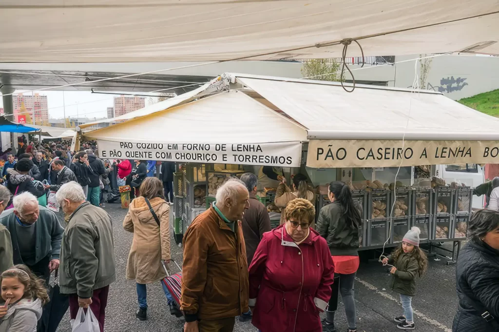 Menschen in Lissabon auf einem Markt