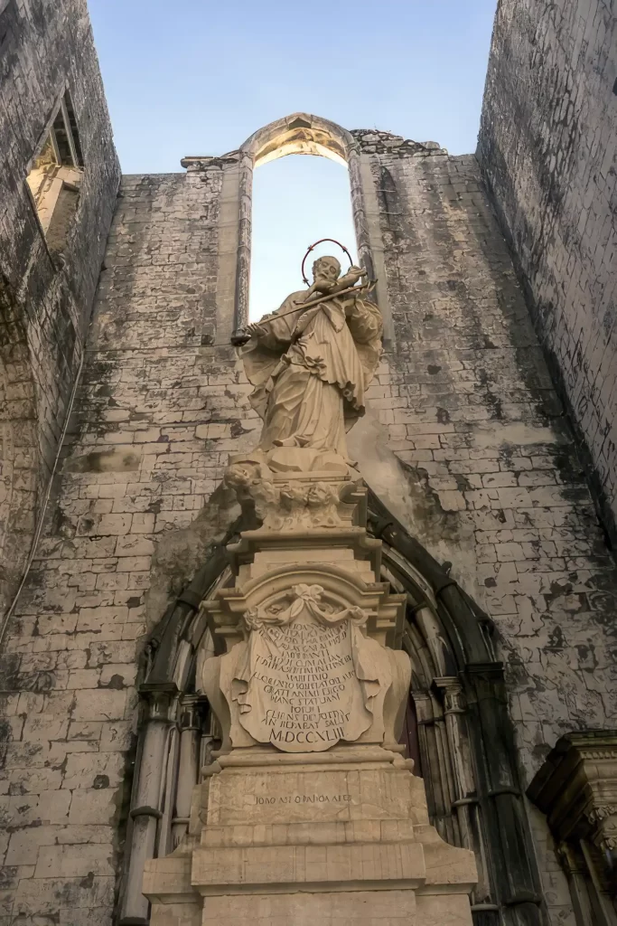 Statue im Carmo Konvent