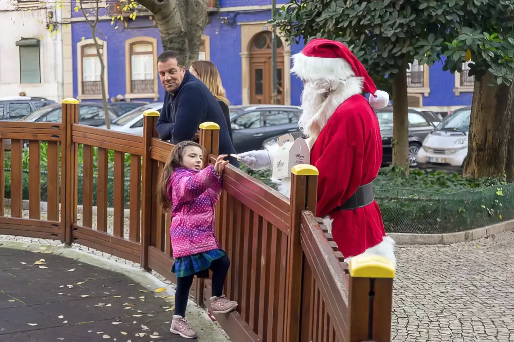 Weihnachtsmann am Spielplatz