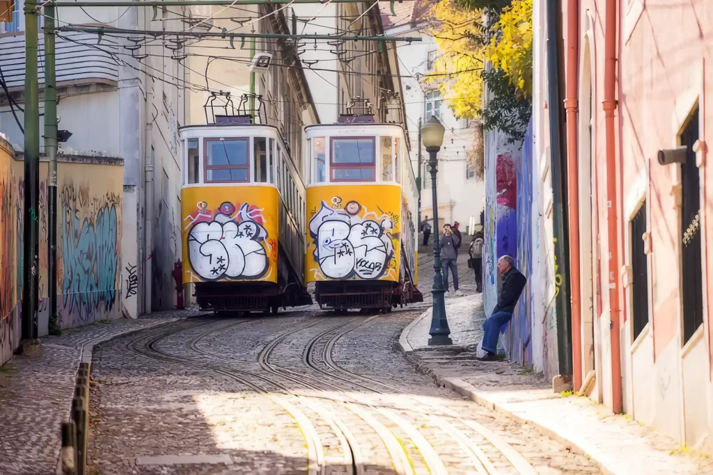 Zwei Wägen der Standseilbahn in Lissabon