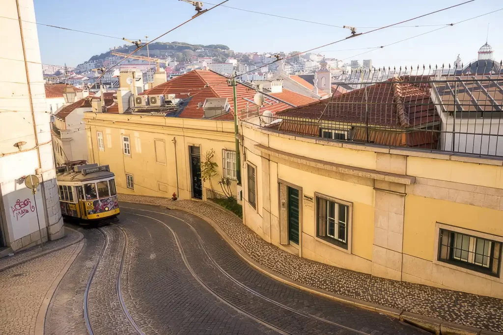 Kurvige Strasse in Lissabon