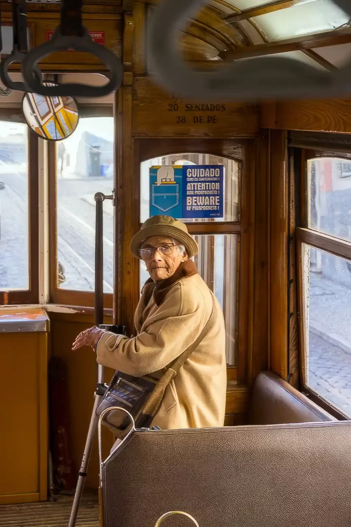 Ältere Dame in einer Strassenbahn