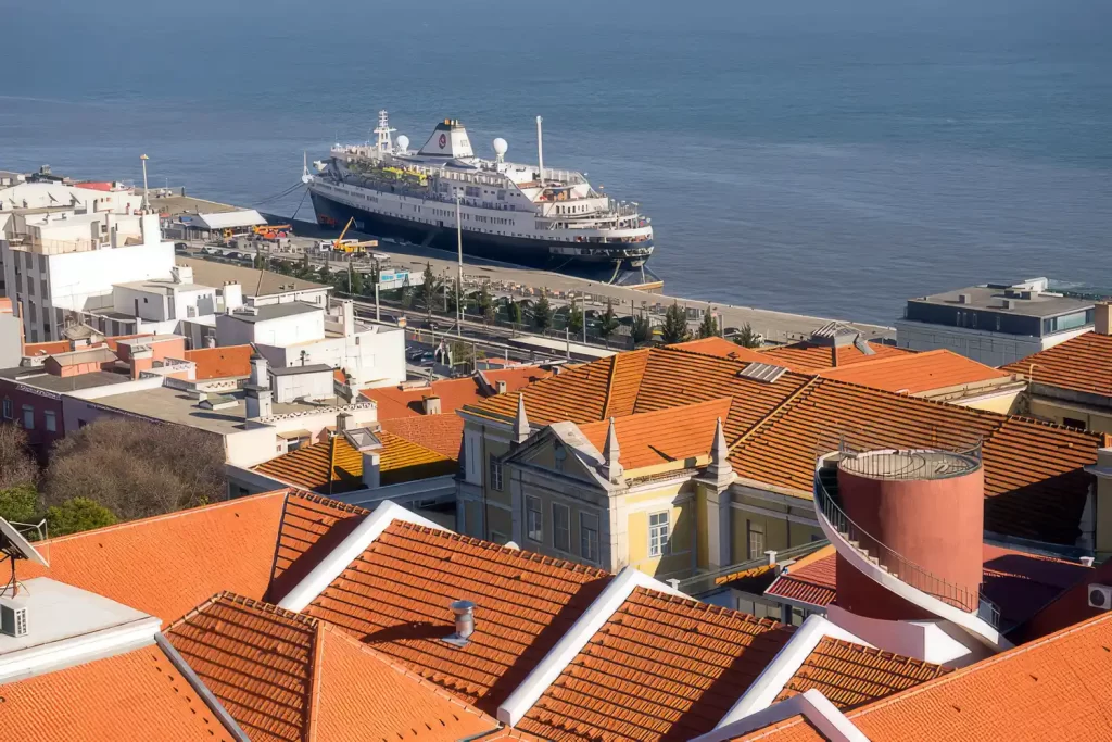 Kreuzfahrtschiff in Lissabon