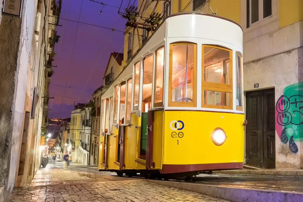 Bica Tram bei Nacht