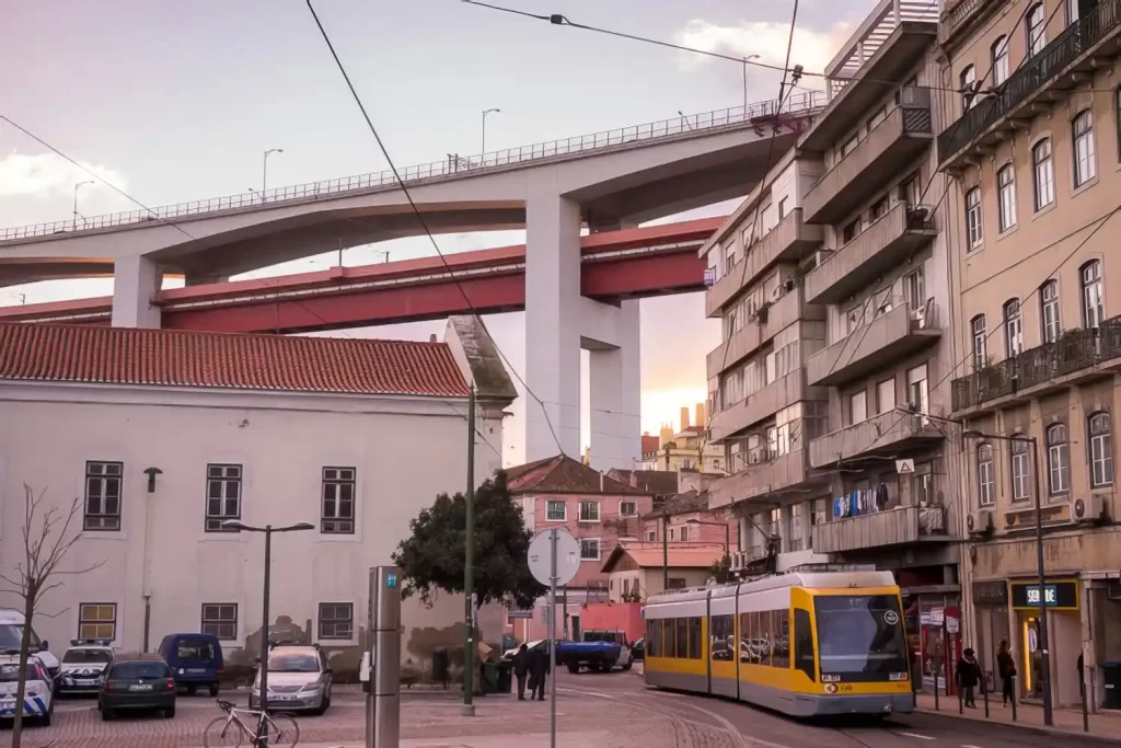 Strassenbahn und Abril 25 Brücke