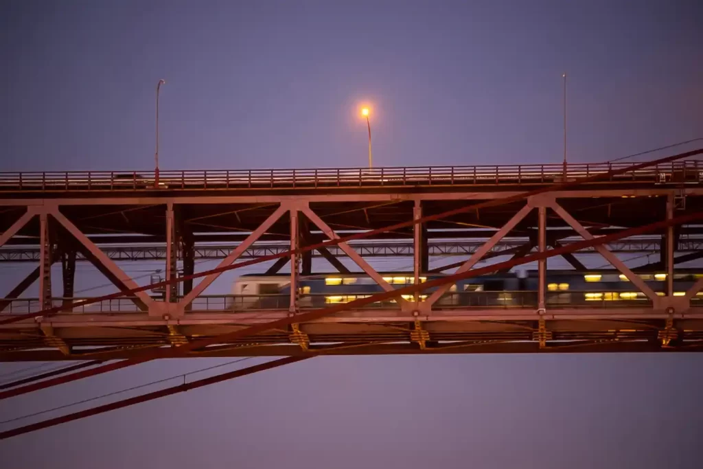 Zug über die April 25 Brücke in Lissabon