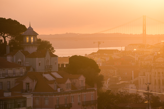 Sonnenuntergang über Lissabon mit Brúcke
