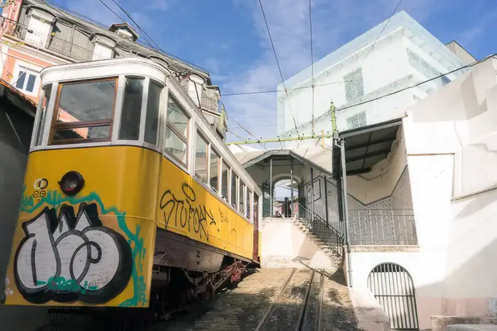 Mehr über den Artikel erfahren Die Lavra Standseilbahn und der Torel Garten