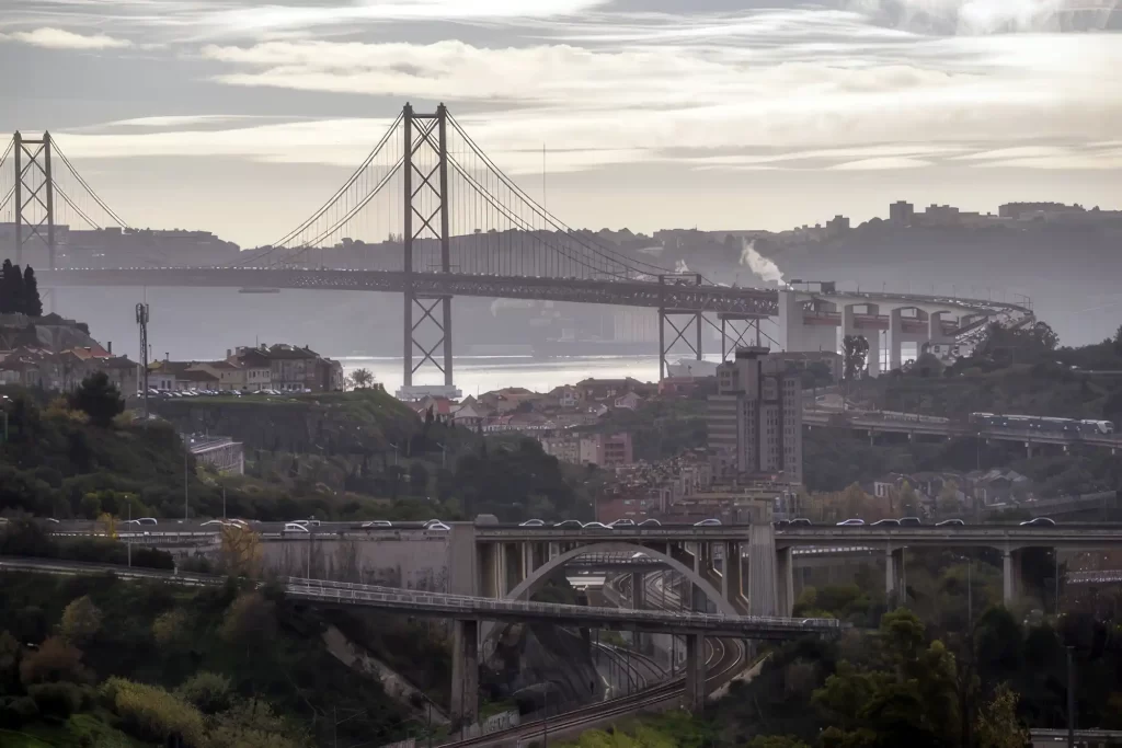 Verkehr mit Brücke in Lissabon