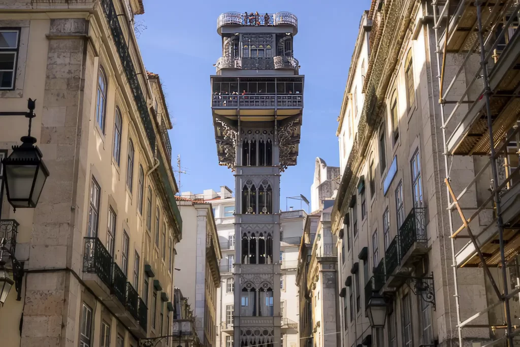 Santa Justa Aufzug seen from the street