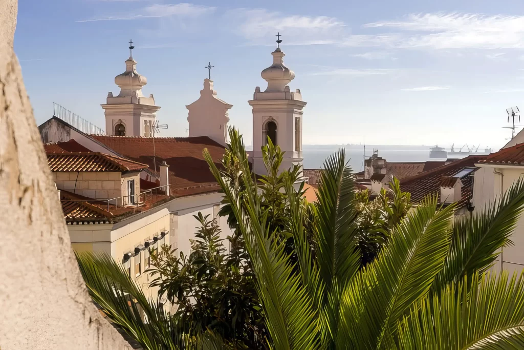 Alfama Foto mit Kirche an einem sonnigen Tag