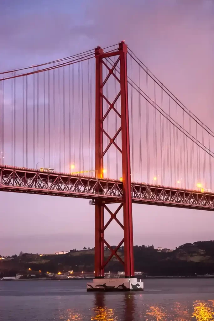 Die Ponte 25 de Abril Brücke in Lissabon