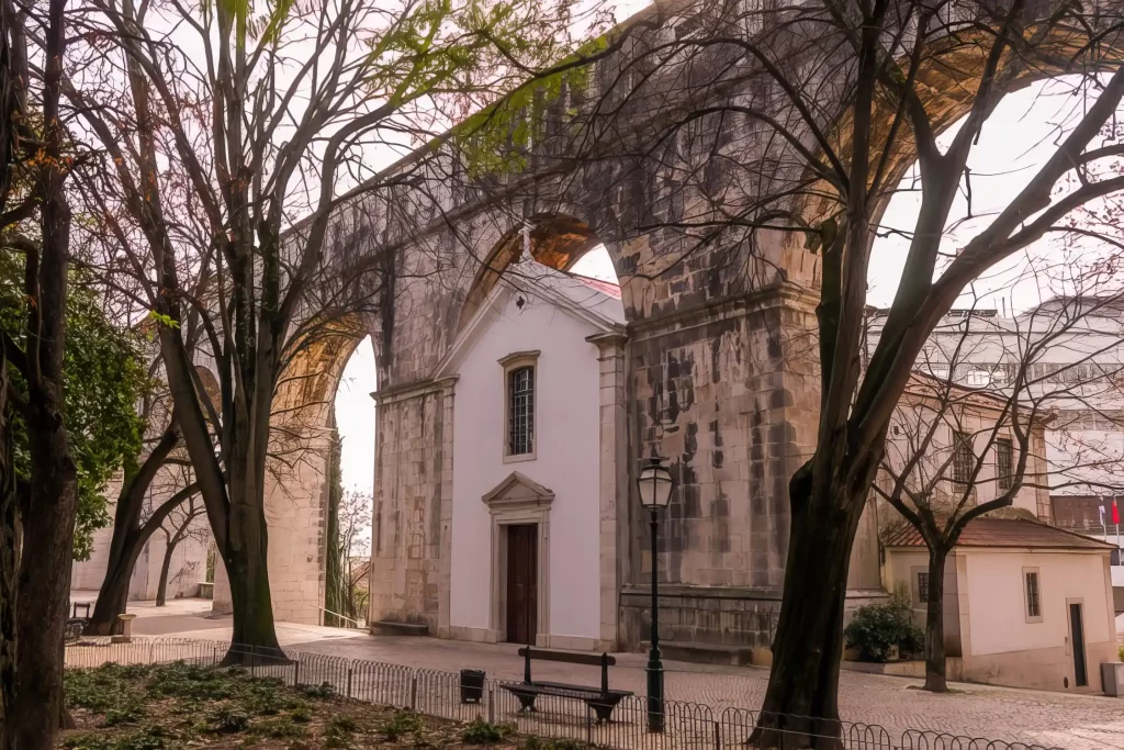 Altes Aquädukt in Lissabon