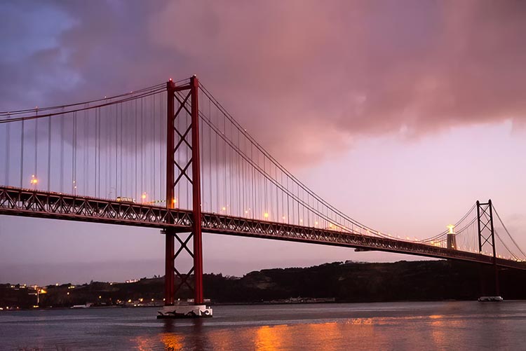 Mehr über den Artikel erfahren Die Ponte 25 de Abril Brücke in Lissabon