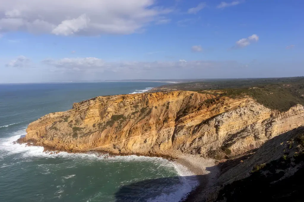 Cabo Espichel - Leuchtturm mit Küstenblick 2 Klippen von Cabo Espichel in Portugal