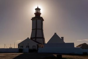 Mehr über den Artikel erfahren Cabo Espichel – Leuchtturm mit Küstenblick