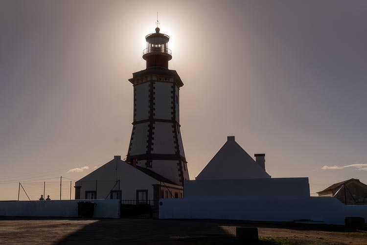 Mehr über den Artikel erfahren Cabo Espichel – Leuchtturm mit Küstenblick